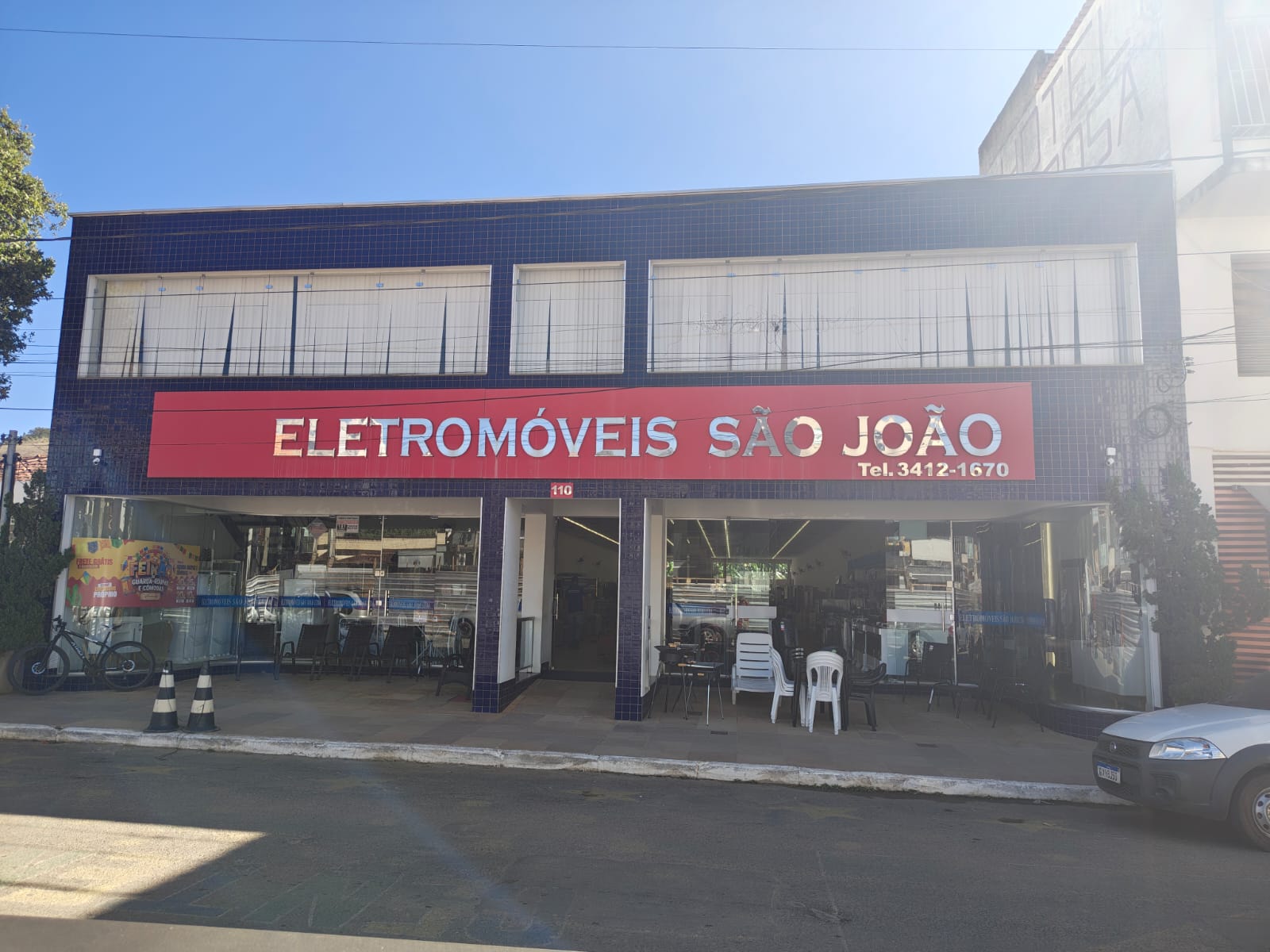 Fachada da loja Utimóveis de São João Evangelista